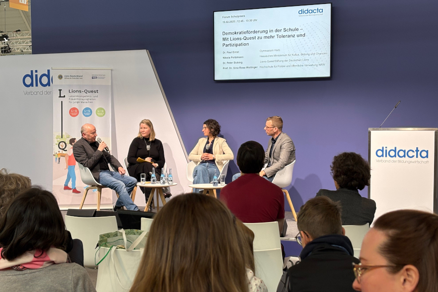 Bild von der Podiumsdiskussion, Dr. Sicking, Dr. Ernst und Dr. Wollinger diskutieren unter der Moderation von Nikola Poitzmann über Demokratieförderung in der Schule